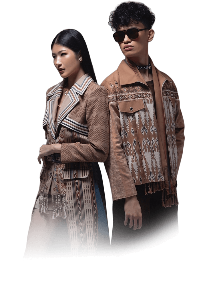 Model mengenakan busana wastra modern